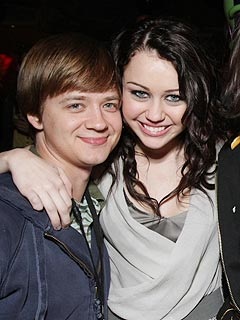 “Hãy để Miley Cyrus được yên!” - 1