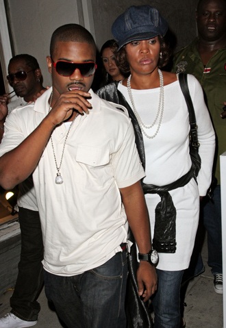 Whitney Houston vẫn cặp kè với “phi công trẻ” - 1