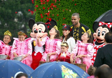 Eva Longoria đi chơi ở Disneyland trước ngày cưới - 2
