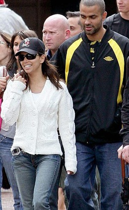 Eva Longoria đi chơi ở Disneyland trước ngày cưới - 1