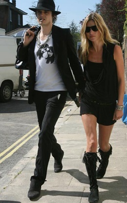 Kate Moss sợ lộ băng video “nóng” - 1