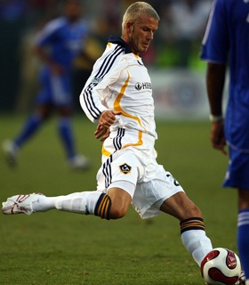 Vic dẫn Katie Holmes và Eva Longoria đi xem bóng đá - 1