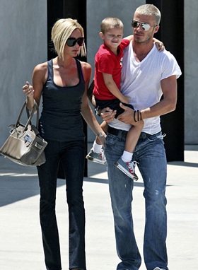 Vic và Katie Holmes lờ "tiền boa" cho người phục vụ - 3 Vic và Katie Holmes lờ "tiền boa" cho người phục vụ - 3