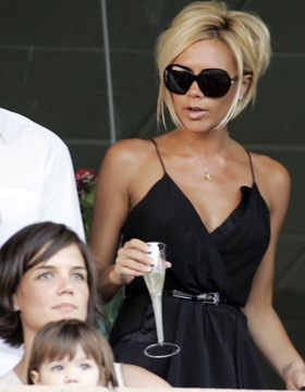 Vic dẫn Katie Holmes và Eva Longoria đi xem bóng đá - 6