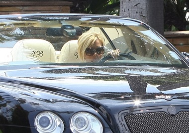 Vic và Katie Holmes lờ "tiền boa" cho người phục vụ - 2 Vic và Katie Holmes lờ "tiền boa" cho người phục vụ - 2