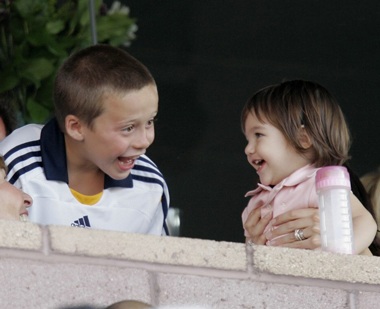 Vic dẫn Katie Holmes và Eva Longoria đi xem bóng đá - 3