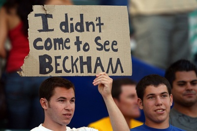 Vic dẫn Katie Holmes và Eva Longoria đi xem bóng đá - 4