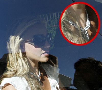 Britney Spears đeo vòng cổ tên con - 2 Britney Spears đeo vòng cổ tên con - 2