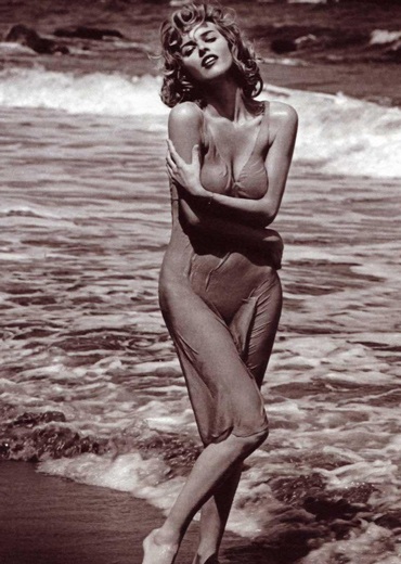 Những “đường cong” quyến rũ của Eva Herzigova - 6