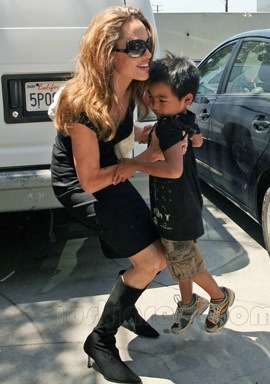 Angelina Jolie nổi giận vì Brad ưu tiên công việc hơn con cái - 2 Angelina Jolie nổi giận vì Brad ưu tiên công việc hơn con cái - 2