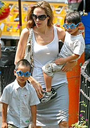 Brangelina đáp trực thăng đến dự tiệc - 4 Brangelina đáp trực thăng đến dự tiệc - 4