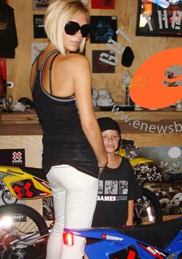 Victoria Beckham gồng mình tập thể dục - 2 Victoria Beckham gồng mình tập thể dục - 2