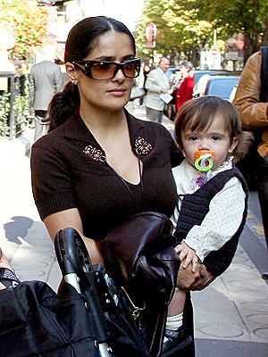 Salma Hayek lại "vui vẻ" bên người yêu cũ - 2 Salma Hayek lại "vui vẻ" bên người yêu cũ - 2