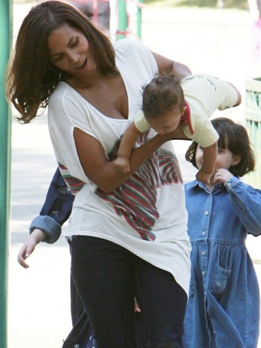 Halle Berry chơi đùa với con gái ở công viên - 8
