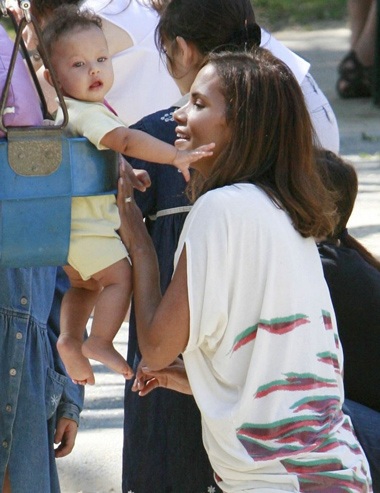 Halle Berry chơi đùa với con gái ở công viên - 4