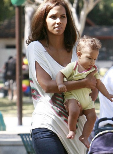 Halle Berry chơi đùa với con gái ở công viên - 7