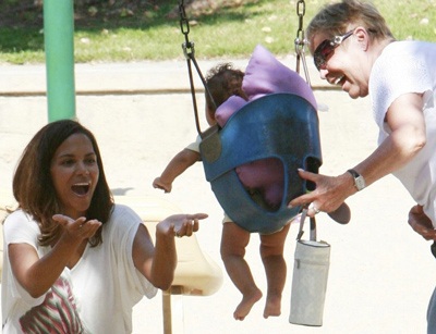 Halle Berry chơi đùa với con gái ở công viên - 3