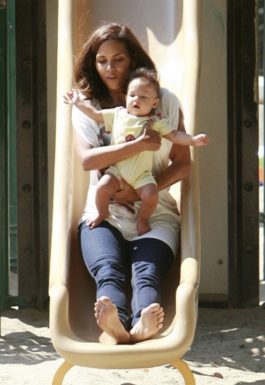 Halle Berry chơi đùa với con gái ở công viên - 2