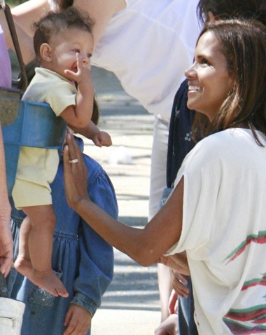 Halle Berry chơi đùa với con gái ở công viên - 1