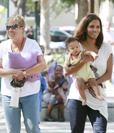 Halle Berry chơi đùa với con gái ở công viên - 5