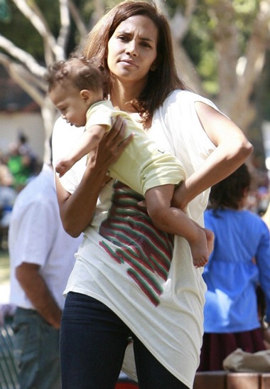 Halle Berry chơi đùa với con gái ở công viên - 6