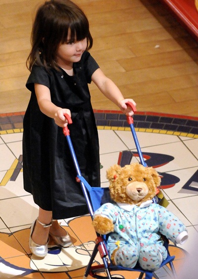 Bé Suri được đi “sắm” đồ chơi - 1 Bé Suri được đi “sắm” đồ chơi - 1