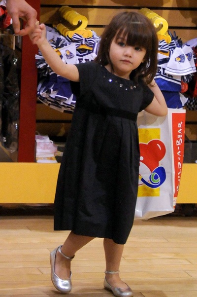 Bé Suri được đi “sắm” đồ chơi - 4 Bé Suri được đi “sắm” đồ chơi - 4