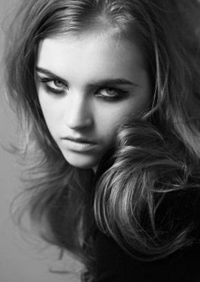 Siêu mẫu trẻ sở hữu những hợp đồng “trong mơ” - 1