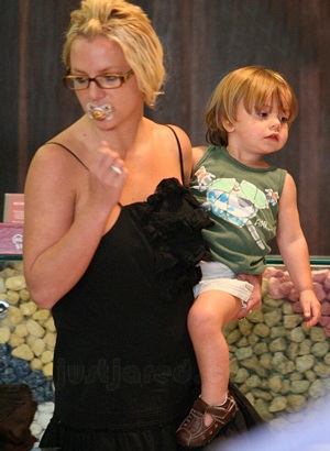 Britney Spears “nếm” cả “núm ti” giả của con! - 3 Britney Spears “nếm” cả “núm ti” giả của con! - 3