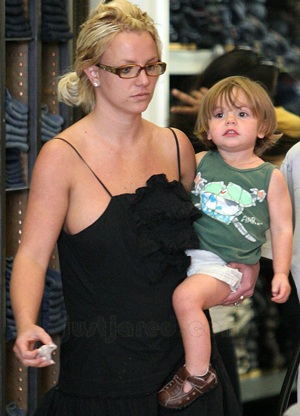 Britney Spears “nếm” cả “núm ti” giả của con! - 2 Britney Spears “nếm” cả “núm ti” giả của con! - 2