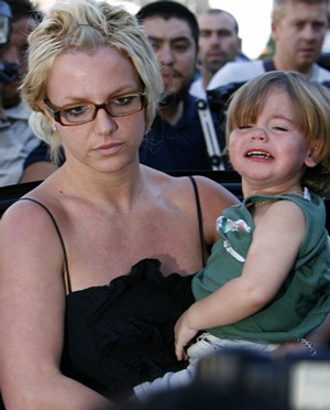 Britney Spears “nếm” cả “núm ti” giả của con! - 1 Britney Spears “nếm” cả “núm ti” giả của con! - 1