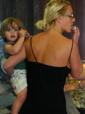 Britney Spears “nếm” cả “núm ti” giả của con! - 4 Britney Spears “nếm” cả “núm ti” giả của con! - 4