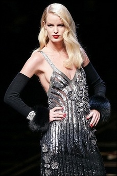 Nhà tạo mẫu Valentino “nghỉ hưu” - 1