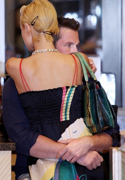 Paris Hilton và tình nhân mới vui vẻ ở Hawaii - 3 Paris Hilton và tình nhân mới vui vẻ ở Hawaii - 3