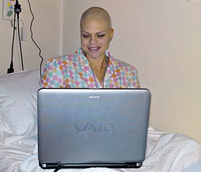 Jade Goody yên nghỉ trong chiếc váy cưới - 2 Jade Goody yên nghỉ trong chiếc váy cưới - 2