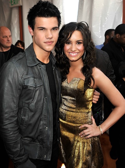 Vanessa Hudgens, Miley Cyrus, Jonas Brothers “ẵm” giải - 5 Vanessa Hudgens, Miley Cyrus, Jonas Brothers “ẵm” giải - 5