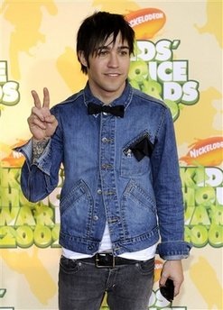 Vanessa Hudgens, Miley Cyrus, Jonas Brothers “ẵm” giải - 17 Vanessa Hudgens, Miley Cyrus, Jonas Brothers “ẵm” giải - 17
