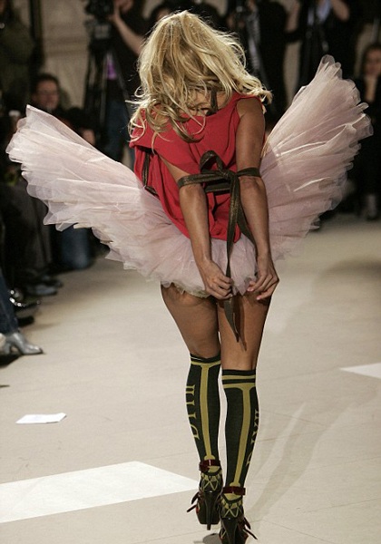 “Quả bom sex” lộ ngực trên sàn catwalk  - 4