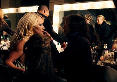 “Quả bom sex” lộ ngực trên sàn catwalk  - 1