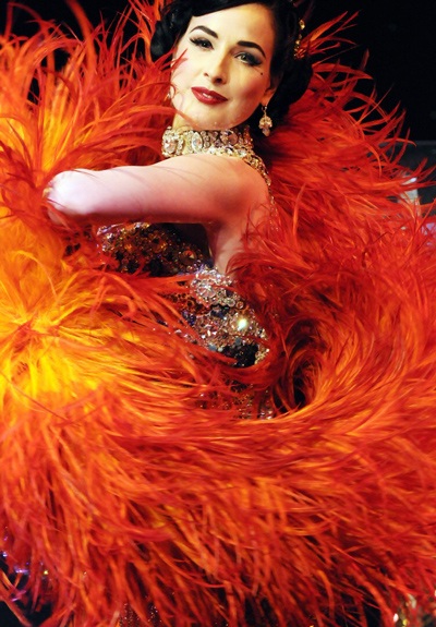 Vũ nữ thoát y Dita Von Teese trình diễn những điệu múa quyến rũ - 3 Vũ nữ thoát y Dita Von Teese trình diễn những điệu múa quyến rũ - 3