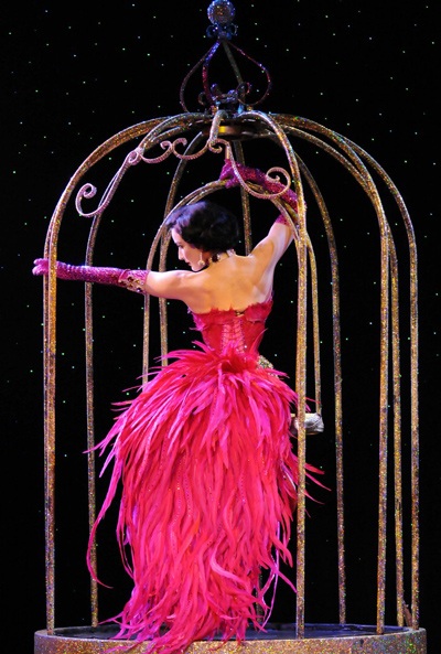 Vũ nữ thoát y Dita Von Teese trình diễn những điệu múa quyến rũ - 2 Vũ nữ thoát y Dita Von Teese trình diễn những điệu múa quyến rũ - 2