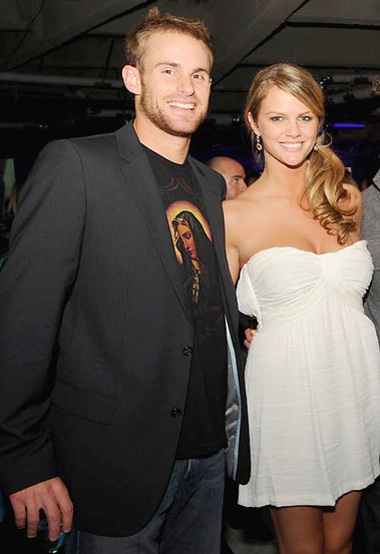 Elton John sẽ hát trong lễ cưới siêu mẫu áo tắm Brooklyn Decker - 1