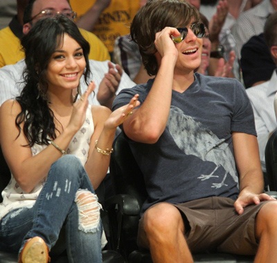 Zac Efron “tình tứ” Vanessa Hudgens trên khán đài - 7 Zac Efron “tình tứ” Vanessa Hudgens trên khán đài - 7