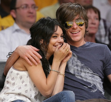 Zac Efron “tình tứ” Vanessa Hudgens trên khán đài - 4 Zac Efron “tình tứ” Vanessa Hudgens trên khán đài - 4