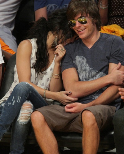 Zac Efron “tình tứ” Vanessa Hudgens trên khán đài - 3 Zac Efron “tình tứ” Vanessa Hudgens trên khán đài - 3