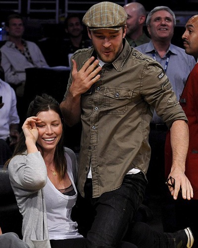 Justin Timberlake yêu cuồng nhiệt ở sân bóng rổ - 6 Justin Timberlake yêu cuồng nhiệt ở sân bóng rổ - 6