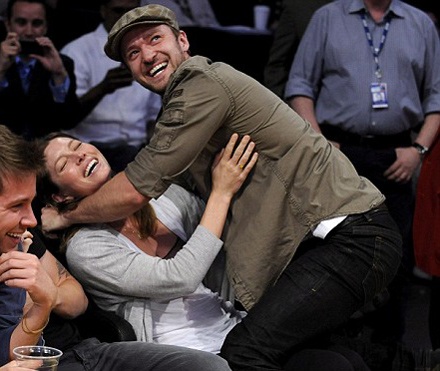 Justin Timberlake yêu cuồng nhiệt ở sân bóng rổ - 5 Justin Timberlake yêu cuồng nhiệt ở sân bóng rổ - 5