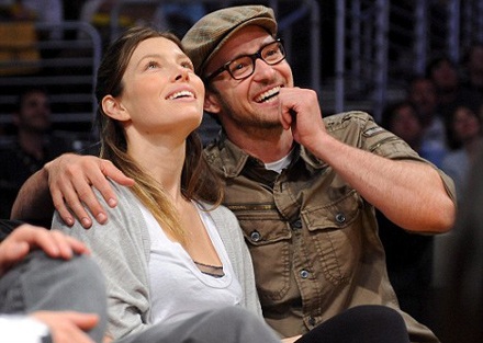 Justin Timberlake yêu cuồng nhiệt ở sân bóng rổ - 2 Justin Timberlake yêu cuồng nhiệt ở sân bóng rổ - 2