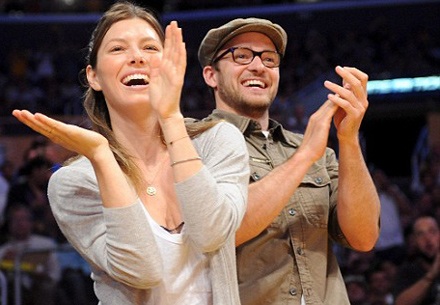 Justin Timberlake yêu cuồng nhiệt ở sân bóng rổ - 1 Justin Timberlake yêu cuồng nhiệt ở sân bóng rổ - 1