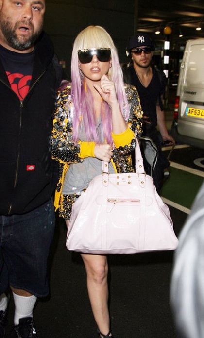 Lady Gaga lại gây sốc bởi... áo quần - 2 Lady Gaga lại gây sốc bởi... áo quần - 2